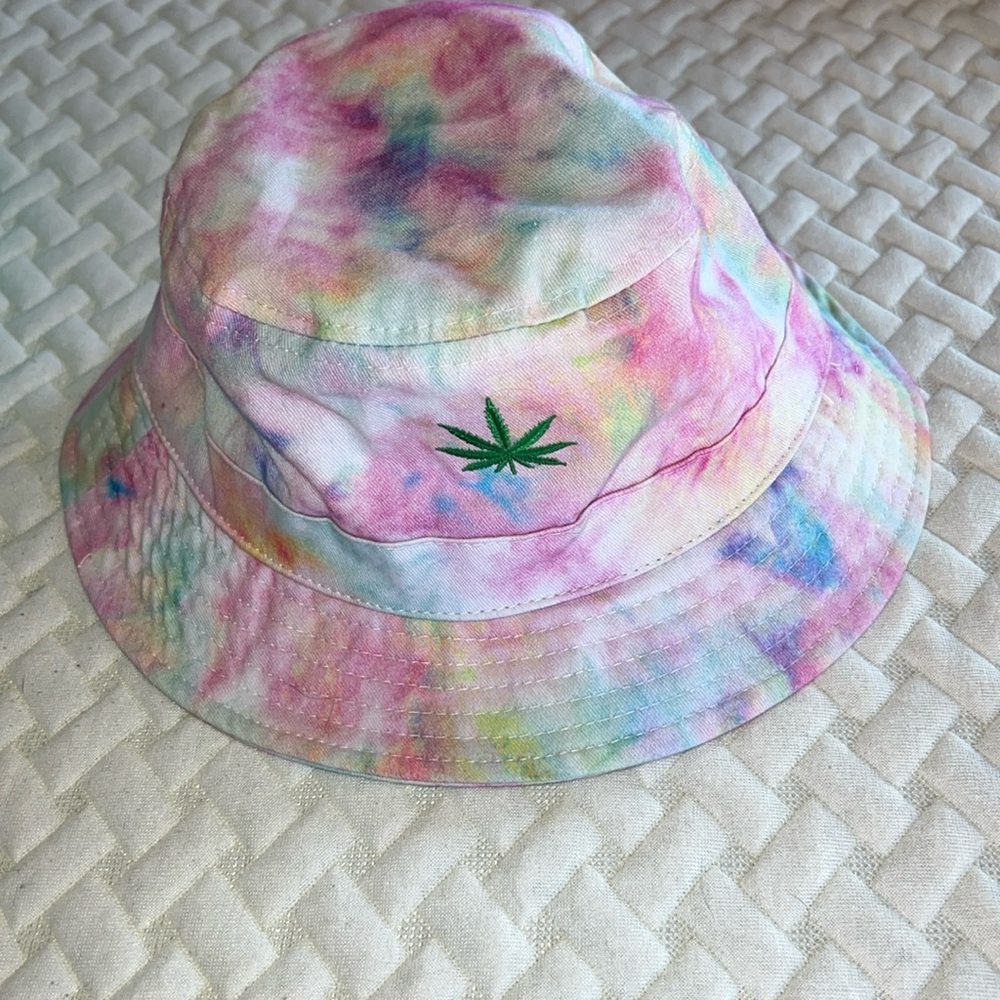 Spencer’s Tie Dye Skipper Leaf Hat